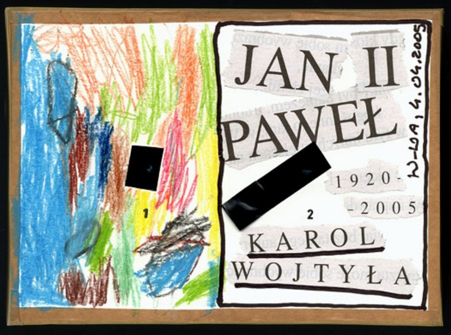 Vorderseite einer Pappkamera mit braunem Papierklebeband am Rand: links eine Zeichnung mit Wachsmalkreide in Blau, Grün, Rot und Gelb, rechts eine Collage aus Zeitungsausschnitten mit den Worten Jan Paweł II, 1920 bis 2005, Karol Wojtyła. Über beiden Hälften klebt je ein schwarzes Klebeband über dem gestochenen Loch, daneben eine kleine 1 und eine kleine 2.