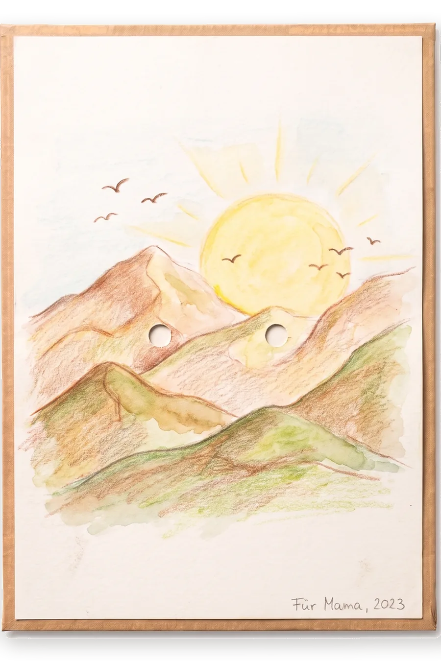 Fertige Tafel: eine bunte Buntstiftzeichnung von Bergen, Sonne und Vögeln.