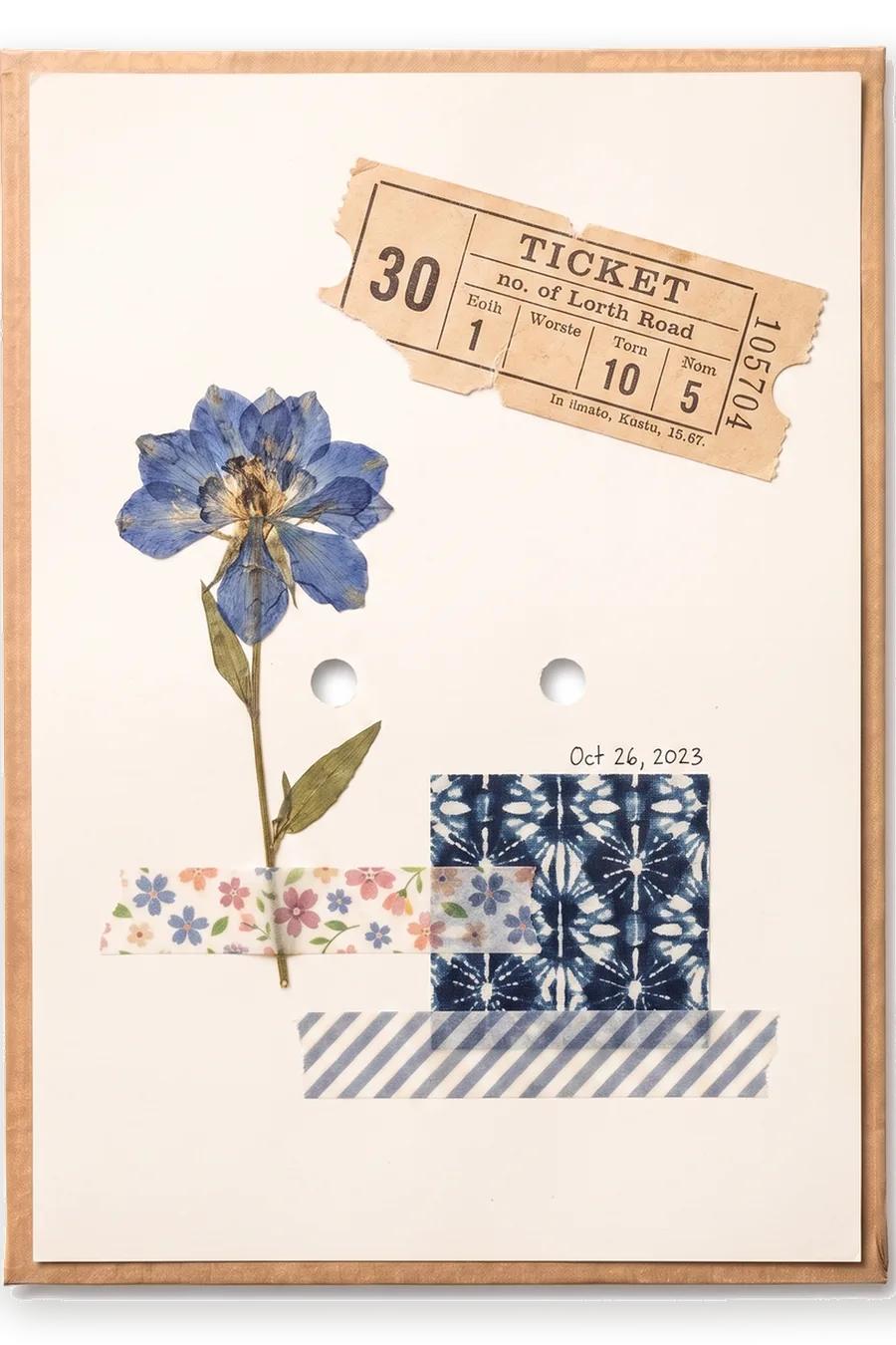 Fertige Tafel: eine Collage aus gepresster Blume, einem Ticketstück und Washi-Tape.